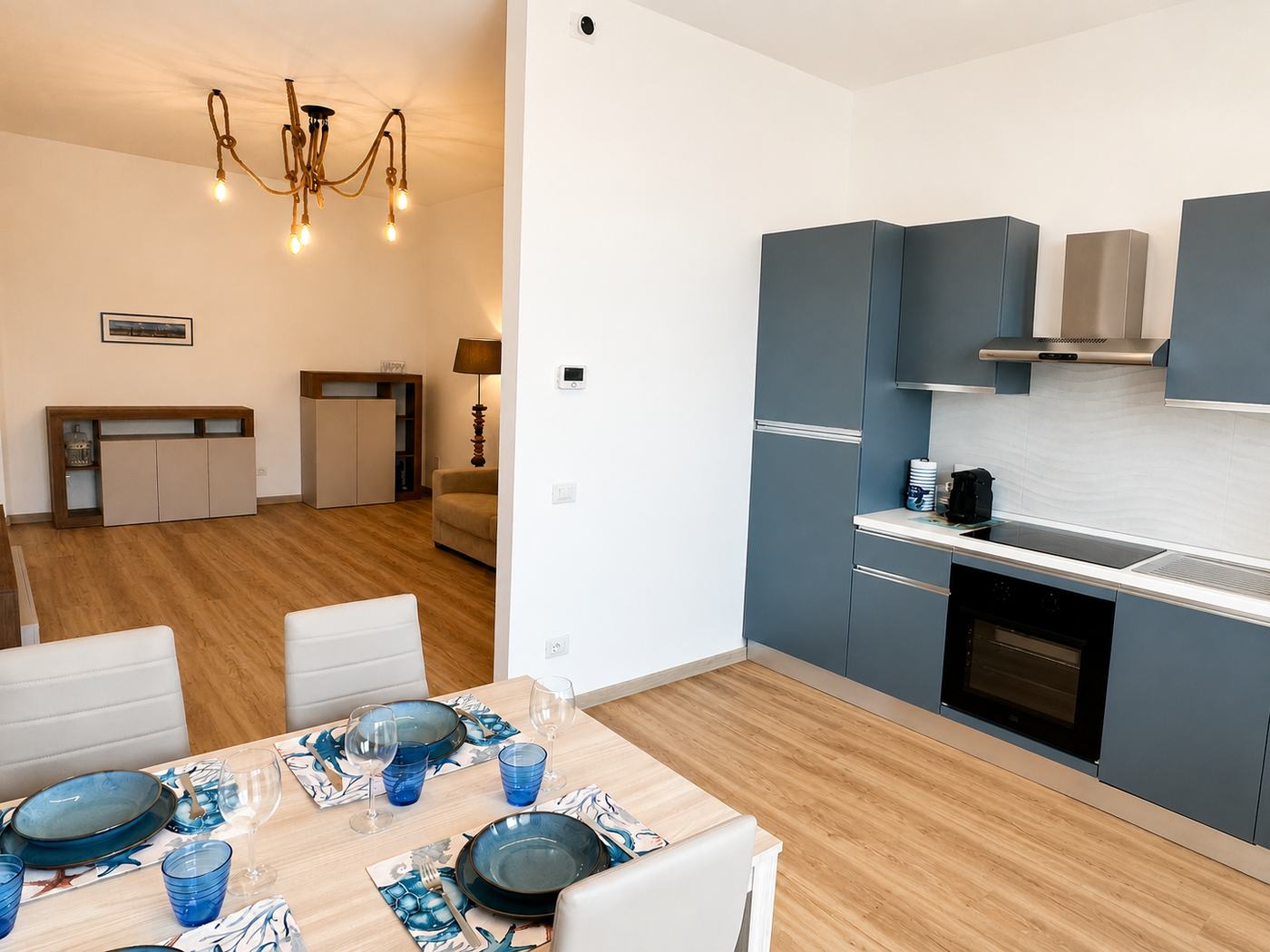 Cucina, vista dal soggiorno